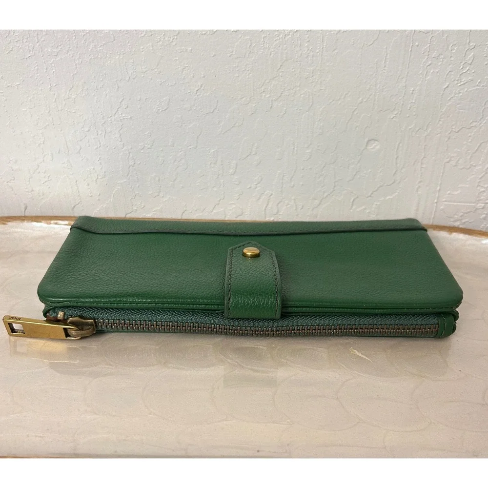 Fossil slim clutch